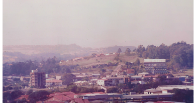 Vista panorâmica da Prefeitura Municipal e SESI a partir do morro do HSFA